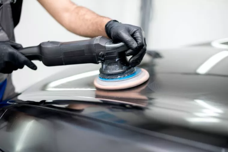 Polissage d'une carrosserie de voiture avec de la crème polish, Saint-Paul, Clean Car